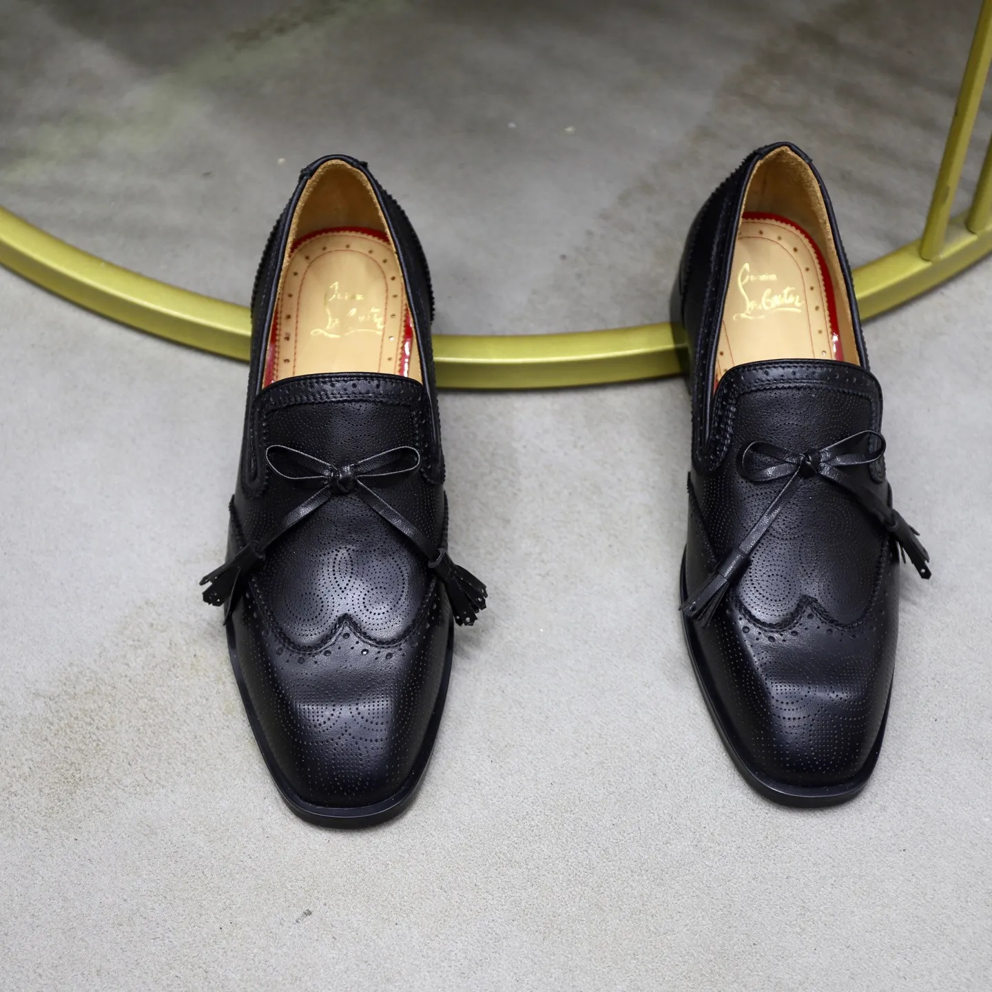 Ex-factory price: 680💰Christia*.Loubouti*🆑High-end men’s business formal leather shoes｜Classic red sole shoes｜Original imported first-layer cowhide｜Water-dyed cowhide lining｜Italian imported red rubber outsole｜High-end luxury｜Perfect interpretation of fashion, sunshine, style, suitable for various occasions Size: 38-44 (customized for 45, 46, 47)